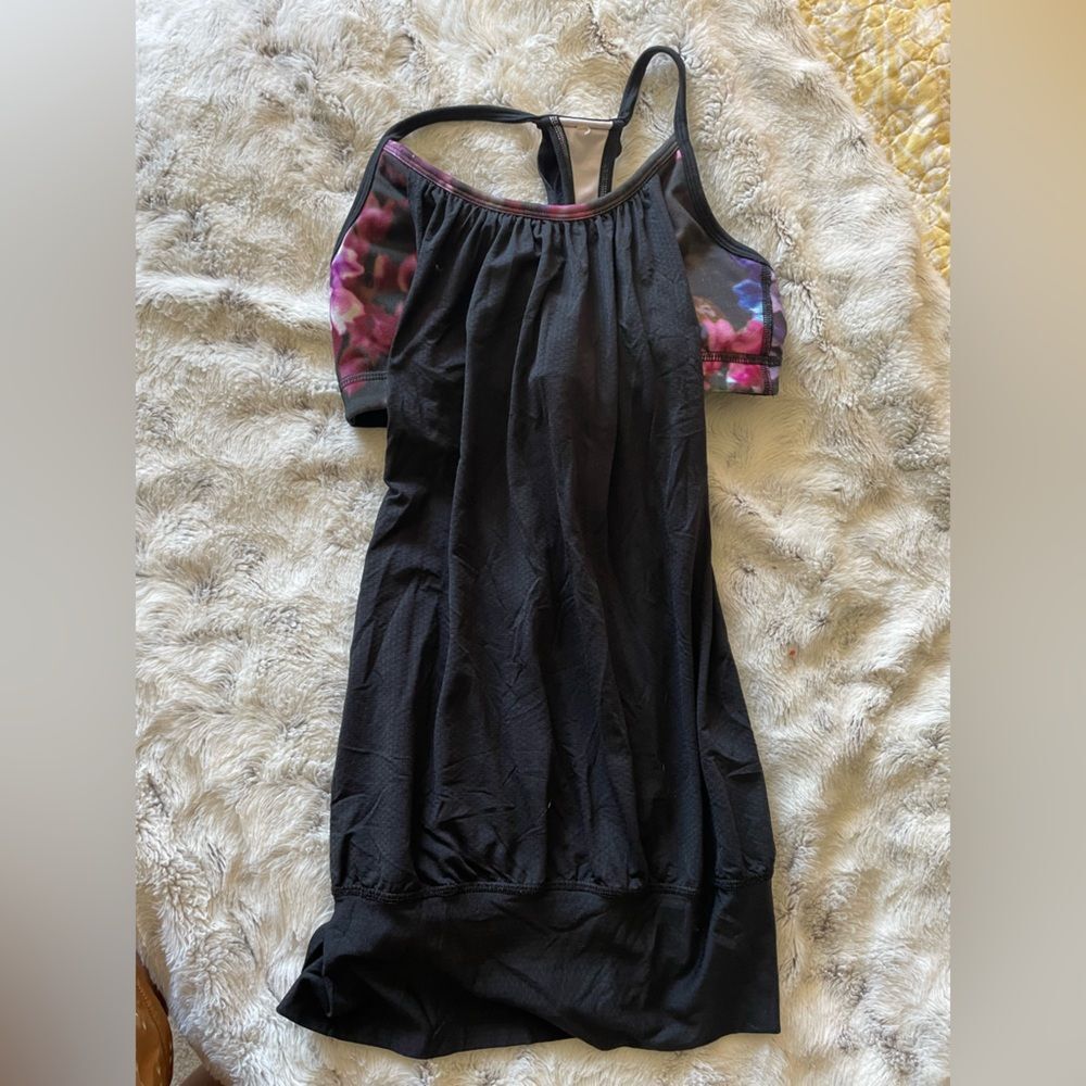 Lululemon no limits Racer Back Tank Top Size 4 built-in bra FLORAL SUMMER small